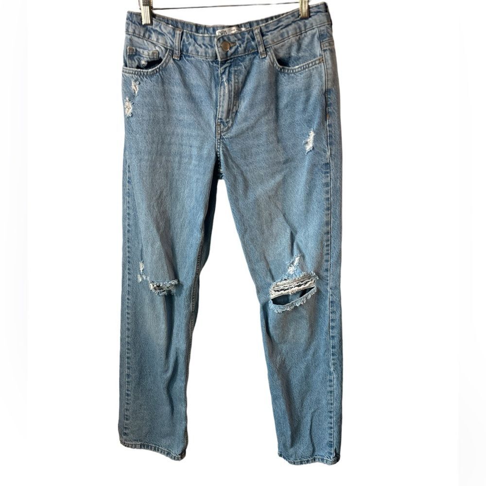 Zara straight leg distressed jean mid rise in size 8. 💯 cotton staple